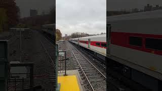 MTA METRO NORTH P32AC TRAIN PASSING BY UNIVERSITY HEIGHTS #shorts #mta #metronorth