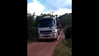 Деревянный мост не выдержал Вольво с экскаватором / The wooden bridge could not stand the Volvo