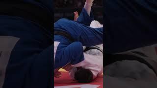 Moves like a lightweight but enters the heavyweight finals! 
