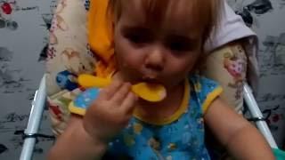 Кушаем кашу первый раз ложкой. Spoon to eat porridge for the first time