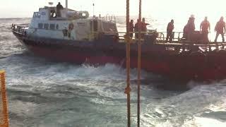 Offshore Oil Platform - Crew transfer via Swing Rope - big swells