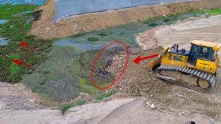 New Perfectly Moving Unload Rock Drop on Mud By SHANTUI DH17c2 Dozer & 25ton Dumptrucks
