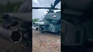 Американский вертолет AH-64 Apache сел прямо на недавно засеянное поле поляка .