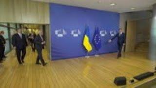 Ukraine's Poroshenko presents award to Juncker