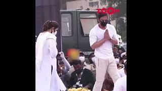 Shah Rukh Khan pays his last respect at Lata Mangeshkar's funeral  | #shorts #shahrukhkhan