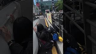 백패킹 낚시를 떠나는 여자가 20kg 배낭을 처음 맬 때 반응