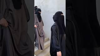 Masya Allah 3 ukhti muslimah bercadar turun tangga