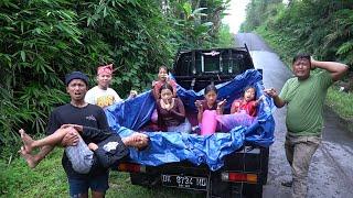 BERENANG DI KOLAM DI ATAS MOBIL PICK UP RAMA TIBA TIBA M1M1S4N BANYAK KELUAR D4R4H
