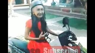 Aduhai, aksi lucu dan keren si nenek bikin salut aja nih gaya nya