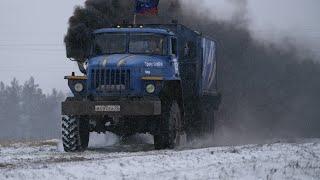 Грязь на выпавшем снеге: гонки грузовиков и легковушек под Томском