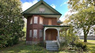 Terrifying ABANDONED century old farmhouse left forgotten for decades.