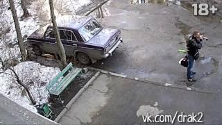 Мужик и девушка устроили драку!