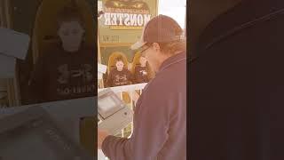 Esta trabajadora del parque tematico es hilarante  Richardgroff82