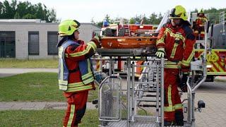 DREHLEITERDIENST DER FEUERWEHR STADT PREETZ I PERSONENRETTUNG ÜBER SCHLEIFKORBTRAGE