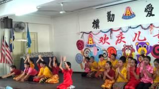 20121012_091850.mp4 儿童节上台表演Tong Tong Inai一个马来西亚舞蹈.