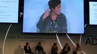 Panel sobre Digitalización, emprendimiento y desarrollo moderado por Elena Pisonero.