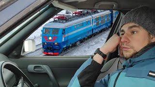 Moscow fans of railways are chasing the only wonderful blue Skoda, carrying the Santa's train.