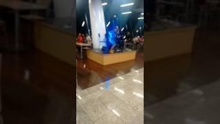 Mínimo dançando no shopping