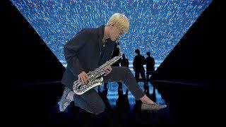 taehyung playing ikon's bling bling on saxophone