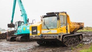 Kobelco SK210lc in combinatie met Bergmann rupsdumpers