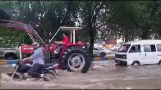 Alamgir Khan with PTI workers and Fixit team helping Karachites stuck in rain