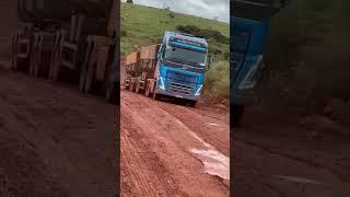 Caminhões ao extremo #caminhões #volvo # fh #graneleiro #caminhão #atoleiro