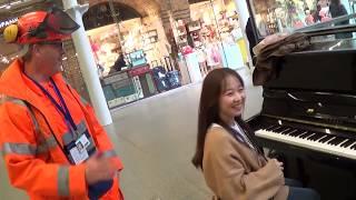 Korean Piano Girl's Amazing Public Duet