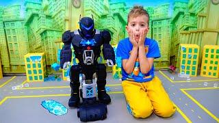 Влад и Никита играют с игрушкой Bat Tech BatBot и спасают город