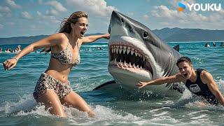 The woman was frightened by a shark that jumped out of the sea|Megalodon Returns|YOUKU MONSTER MOVIE