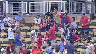 TB@MIN: Young fan makes a great catch on foul ball