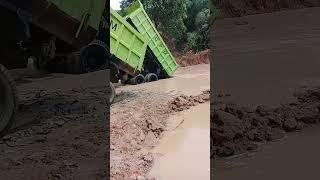 Hino 500 terjebak banjir