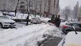 Optimistc tractor driver. Šalabajzer na traktorju. winter, snow and problems