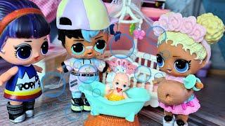 LEARNING TO BATHE A BABY The family of LOL Flower and Guy at the parents' school! Funny dolls