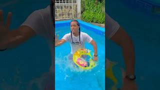 A este niño le encanta la piscina ‍️ #piscinas #shorts #funny #comedy